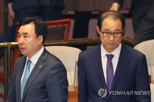 무소속 윤관석·이성만 의원이 12일 열린 국회 본회의에서 체포동의안 표결 결과를 기다리고 있다. 두 의원에 대한 체포동의안은 부결됐다.   연합뉴스